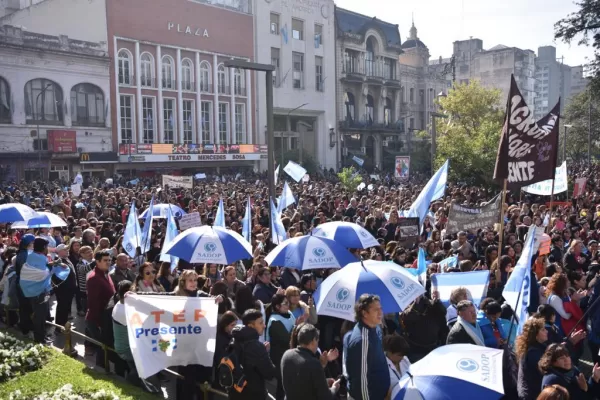 Paro en Tucumán: la marcha docente se concentra en la plaza Independencia