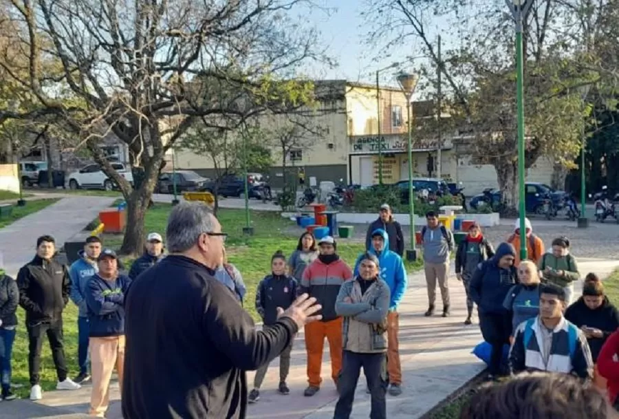 Los trabajadores se concentraron en la plaza de la Villa Obrera para luego recorrer 65 manzanas realizando el trabajo.