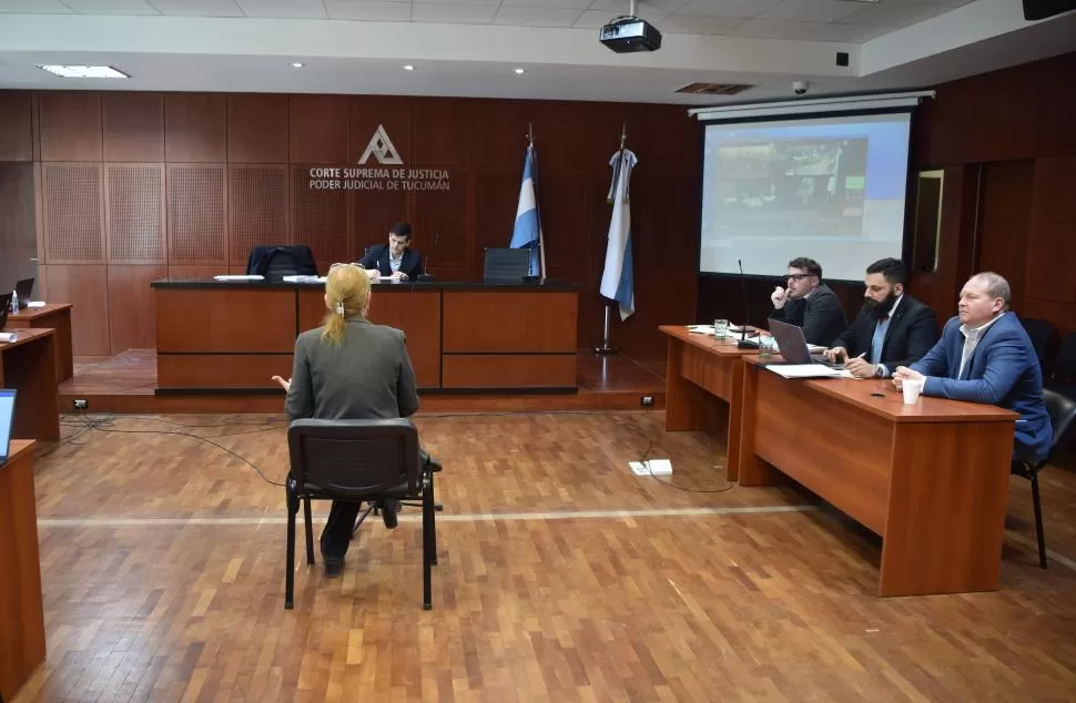 MÁXIMA TENSIÓN. La víctima declara en la primera audiencia mientras el acusado escucha atentamente el duro testimonio en su contra. LA GACETA / FOTOs DE INÉS QUINTEROS ORIO