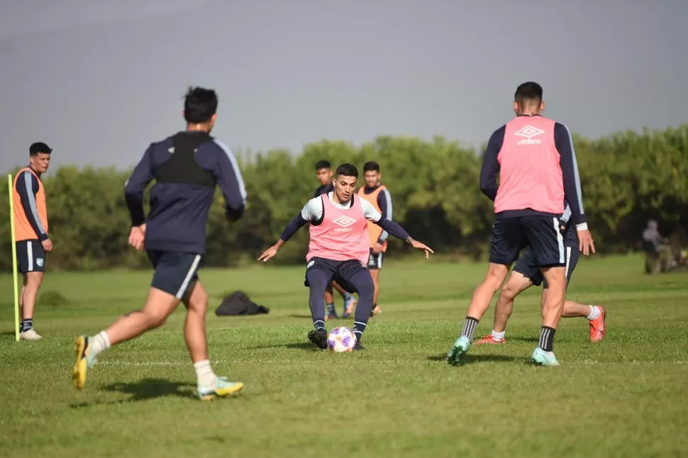 MUY ACTIVO. Mateo Coronel, con pelota dominada, prepara el pase a Castro Ponce. Di Franco se mantiene al acecho. La Gaceta / fotos de Juan Pablo Sanchez Noli