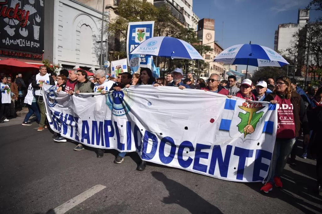 MARCHA. Empleados públicos de todo el país sufren por los escasos porcentajes de aumentos que reciben en sus salarios pese a la abultada inflación. 