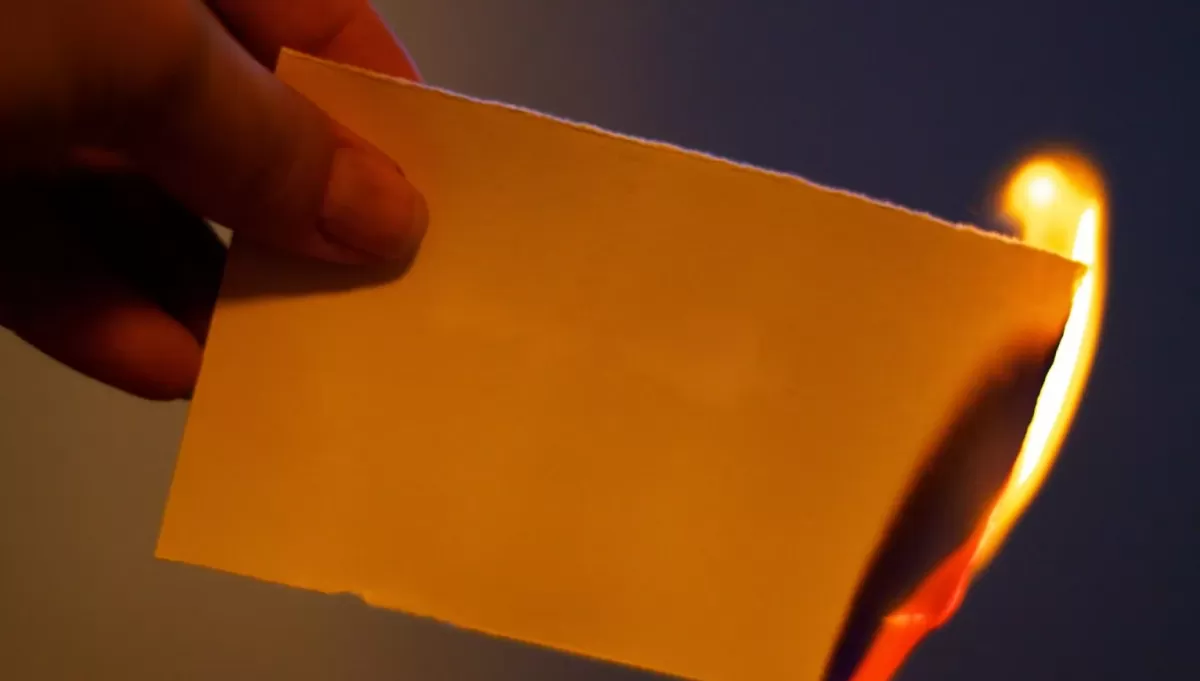 Rituales: qué significa escribir el nombre de una persona en un papel y luego quemarlo