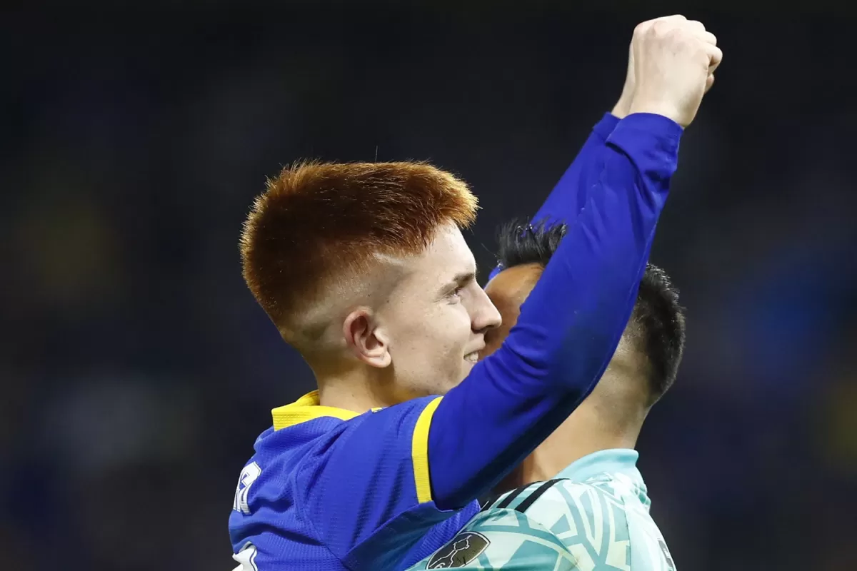 EL ABRAZO FINAL. Barco convirtió el último penal y lo celebra junto a Romero, que había atajado por duplicado en la serie. Boca está entre los ocho mejores. 