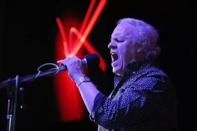 Llegan los himnos románticos de César Banana Pueyrredón