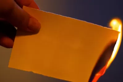 Rituales: qué significa escribir el nombre de una persona en un papel y luego quemarlo
