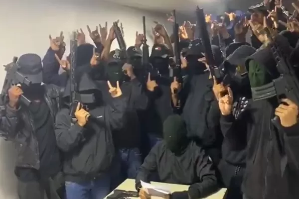Quiénes son y cómo actúan “Los Lobos”, la pandilla que se atribuyó el asesinato del candidato a presidente de Ecuador