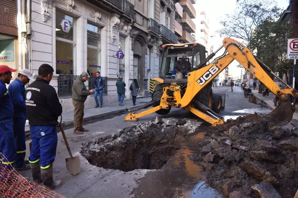 ARREGLO. Ayer comenzaron a reparar el problema suscitado en una conexión al conducto cloacal. 