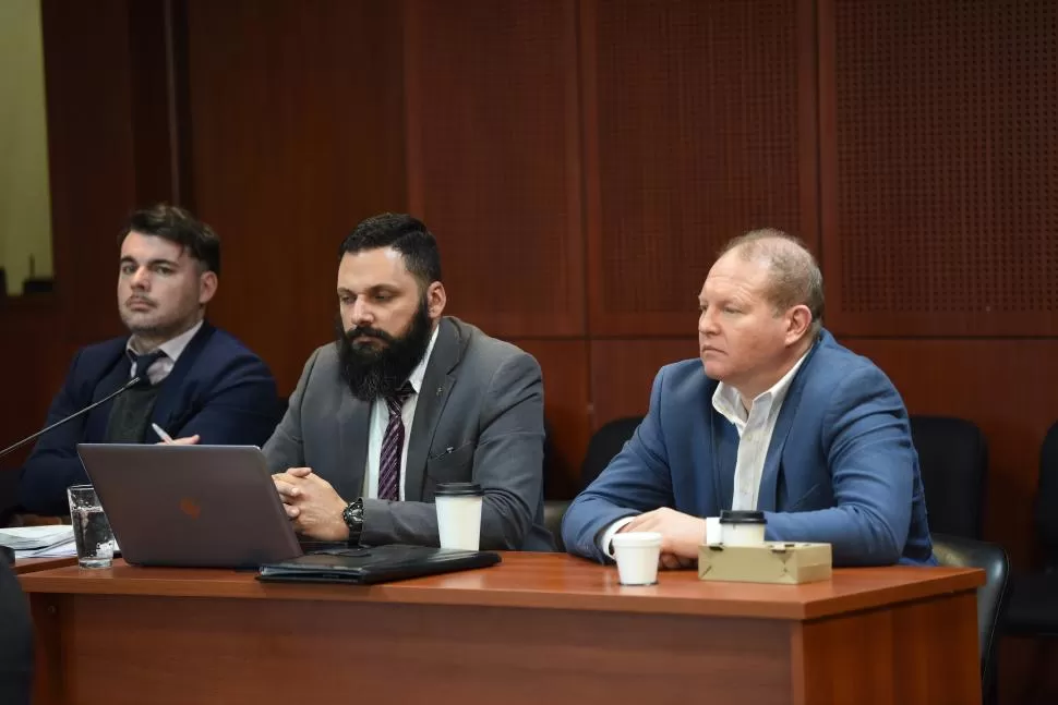 EN EL JUICIO. El médico imputado, Luis Federico Allori, a la derecha de sus defensores: Roberto Vicic y Marcelo Cisneros (al medio). 