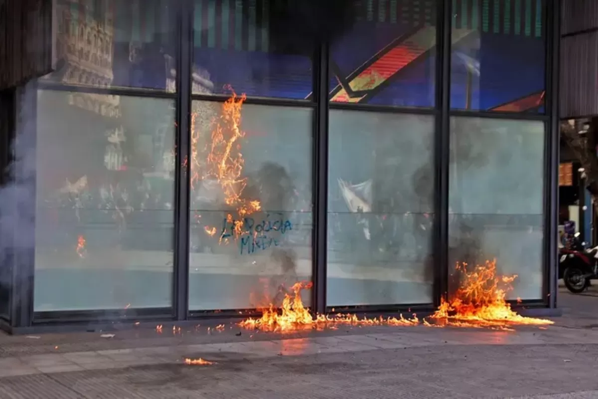 Manifestantes atacaron una comisaría a metros del Obelisco. FOTO LANACION.COM.AR