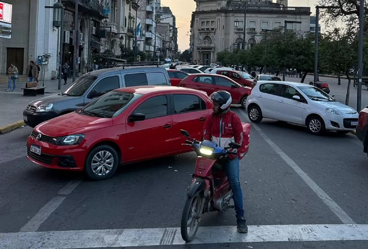 Aumento desmedido de las cuotas: propietarios de planes de ahorros bloquearon la plaza Independencia