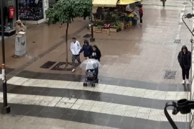 Cambió el tiempo y la lluvia sorprendió a los tucumanos en las puertas del fin de semana