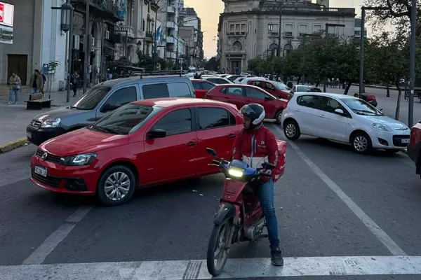Aumento desmedido de las cuotas: propietarios de planes de ahorros bloquearon la plaza Independencia