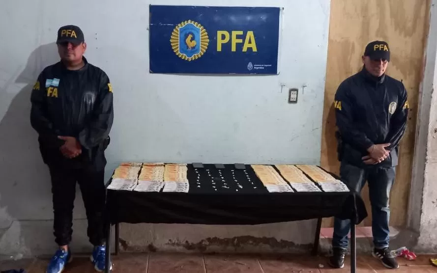 Los agentes secuestraron dinero y droga en los procedimientos. 