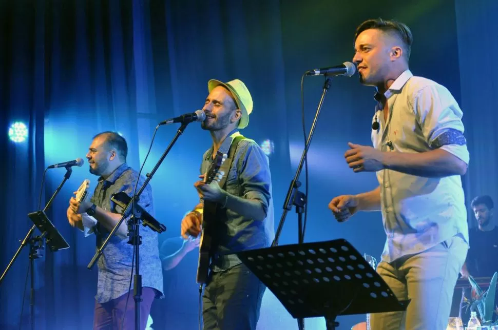 DIVERTIDO TRÍO. Paisa Romano, Matías de la Rosa y Leandro Robín hacen La Guitarreada.  