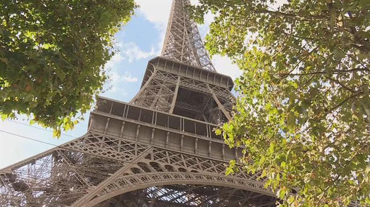 Francia: debieron evacuar la Torre Eiffel por una amenaza de bomba