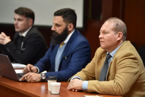 Médico enjuiciado: “Él sufre violencia familiar desde hace años”