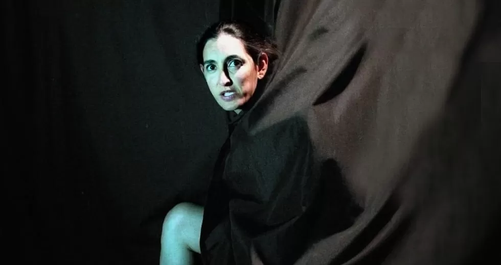 CREACIÓN TUCUMANA. Lucila Ale interpreta un texto de “MicroTeatros”. 