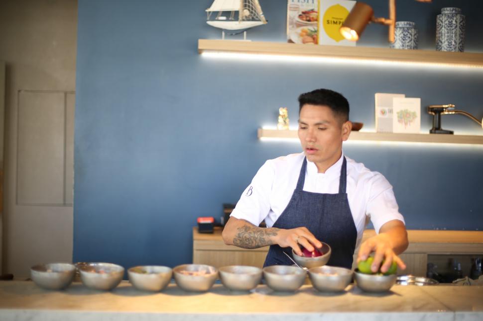  Adan Reymundo organiza los ingredientes para preparar un ceviche