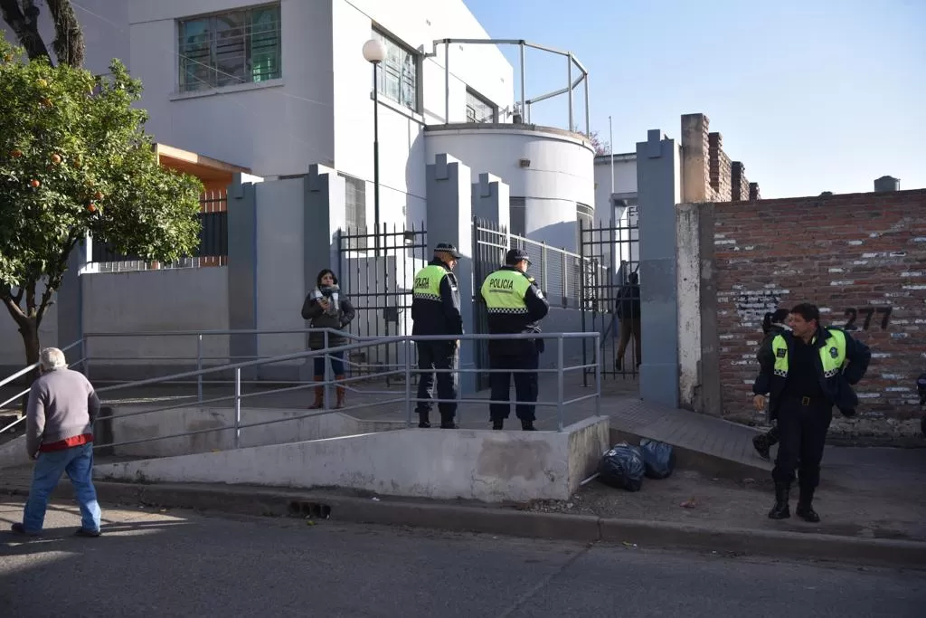 Faltaron varias autoridades de mesa, pero se las fue a buscar con la fuerza pública