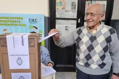 Tiene 90 años, lo operaron la semana pasada y pidió por favor que lo lleven a votar