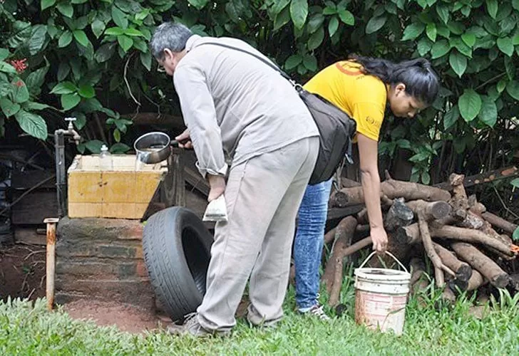 TAREA PREVENTIVA. Las autoridades insisten en mantener limpias las casas, sin cacharros ni recipientes con agua. 