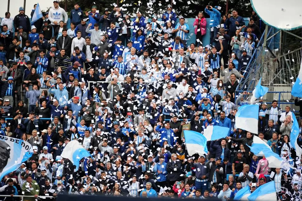 SERVICIO PARA LOS HINCHAS. Además de la venta por internet se mantendrá la opción de comprar tickets en la Liga para quienes no están bancarizados. la gaceta / FOTO DE DIEGO ARAOZ 