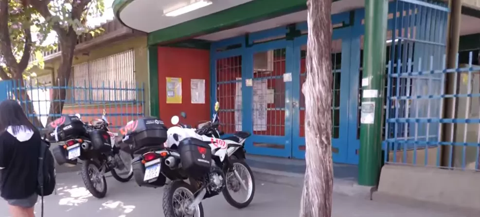 PUERTAS CERRADAS. La Escuela de la Patria no abrirá hoy para votar y no se sabe si el lunes vuelven las clases. captura de video