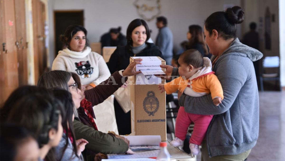 EN AGUILARES. El tránsito de votantes en el Colegio Nacional Nicolas Avellaneda de Aguilares fue ágil.