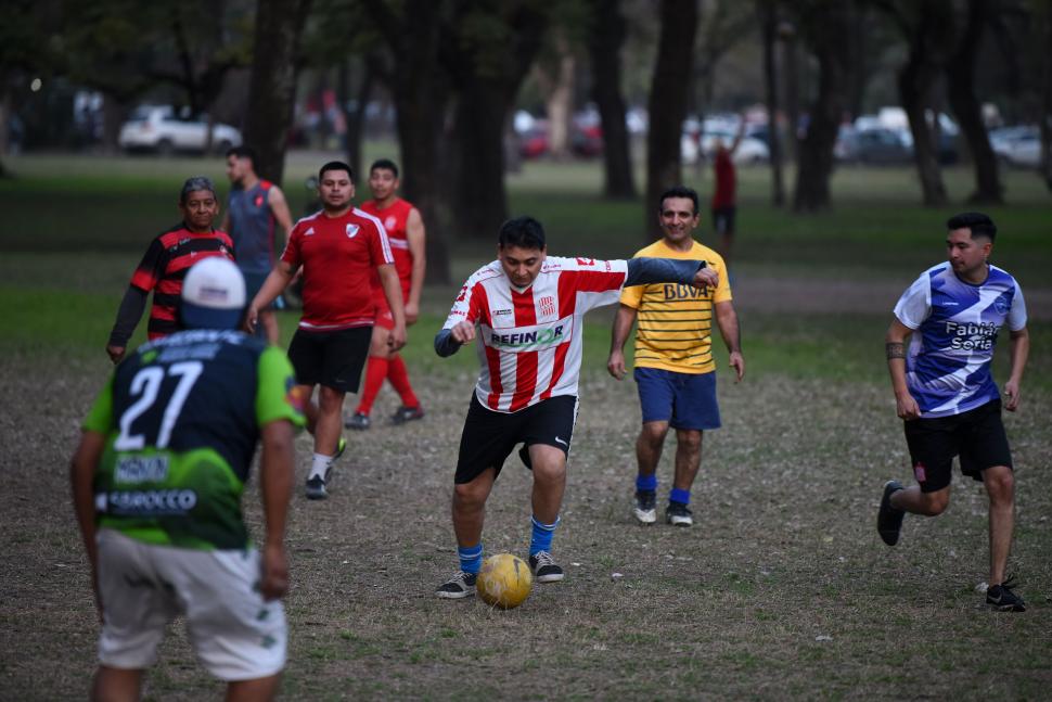 PARQUE 9 DE JULIO. El “picado del domingo” con amigos no podía faltar. 