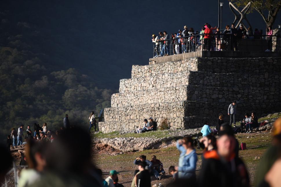 CADILLAL. Muchos tucumanos aprovecharon el sol de la tarde para matear.