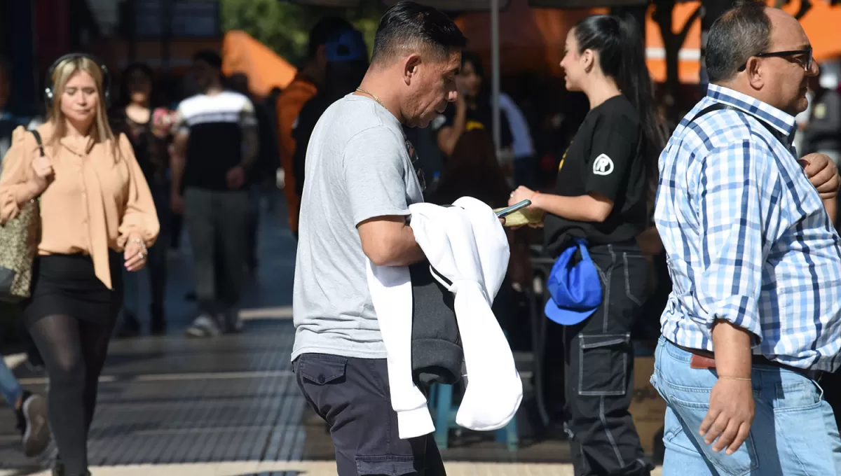 ABRIGO EN LA MANO. La mañana estuvo algo fresca y se espera un sol radiante al mediodía. 