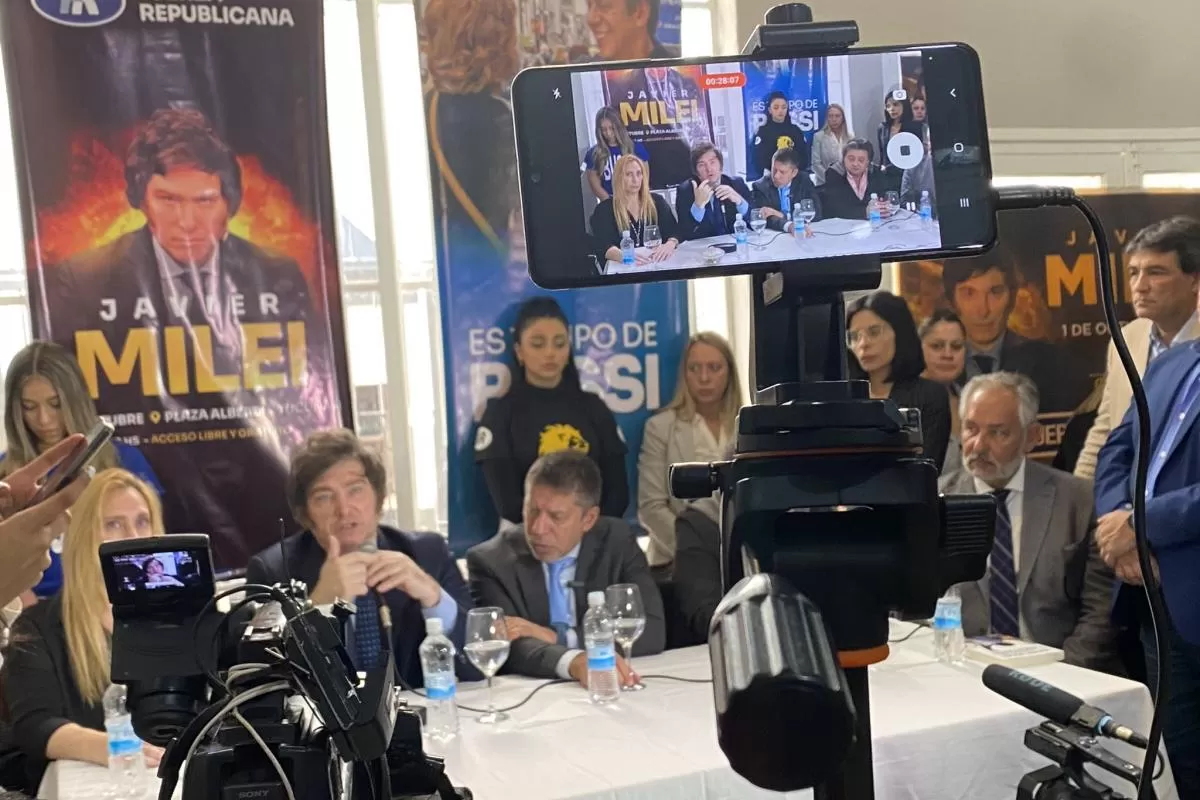 EN CONFERENCIA DE PRENSA. Javier Milei en campaña vino a Tucumán para encabezar un acto junto a Ricardo Bussi. Foto de Prensa FR