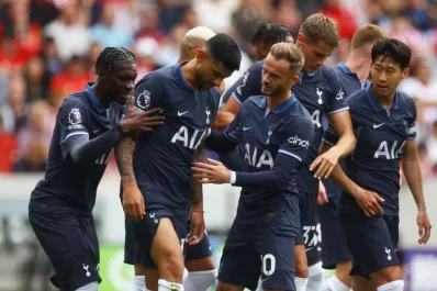 Premier League: “Cuti” marcó un gol, pero salió por un golpe en la cabeza