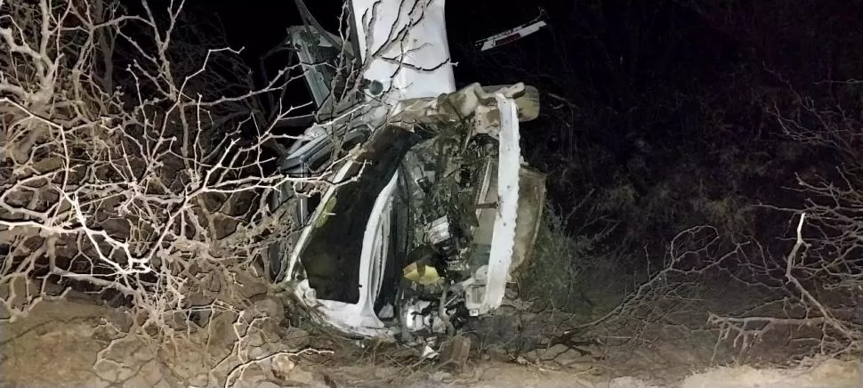 EVIDENCIA. El auto quedó destruido después de haber volcado.  