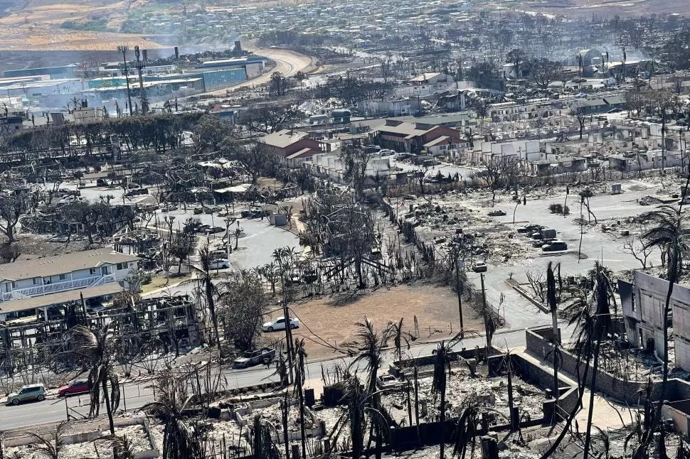 TIERRA ARRASADA. El fuego dejó casas y edificios como cáscaras vacías en Lahaina, en la isla de Maui.  