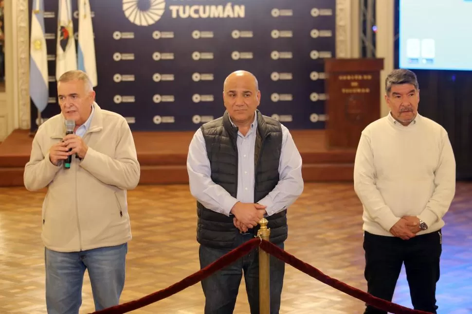 LENGUAJE CORPORAL. Jaldo habla ante la prensa en el Salón Blanco, mientras Manzur y Acevedo asoman con la mirada perdida y con sus manos entrelazadas, un gesto que los especialistas en gestualidad califican como negativo, porque es etiquetado como falta de confianza y de protección. 