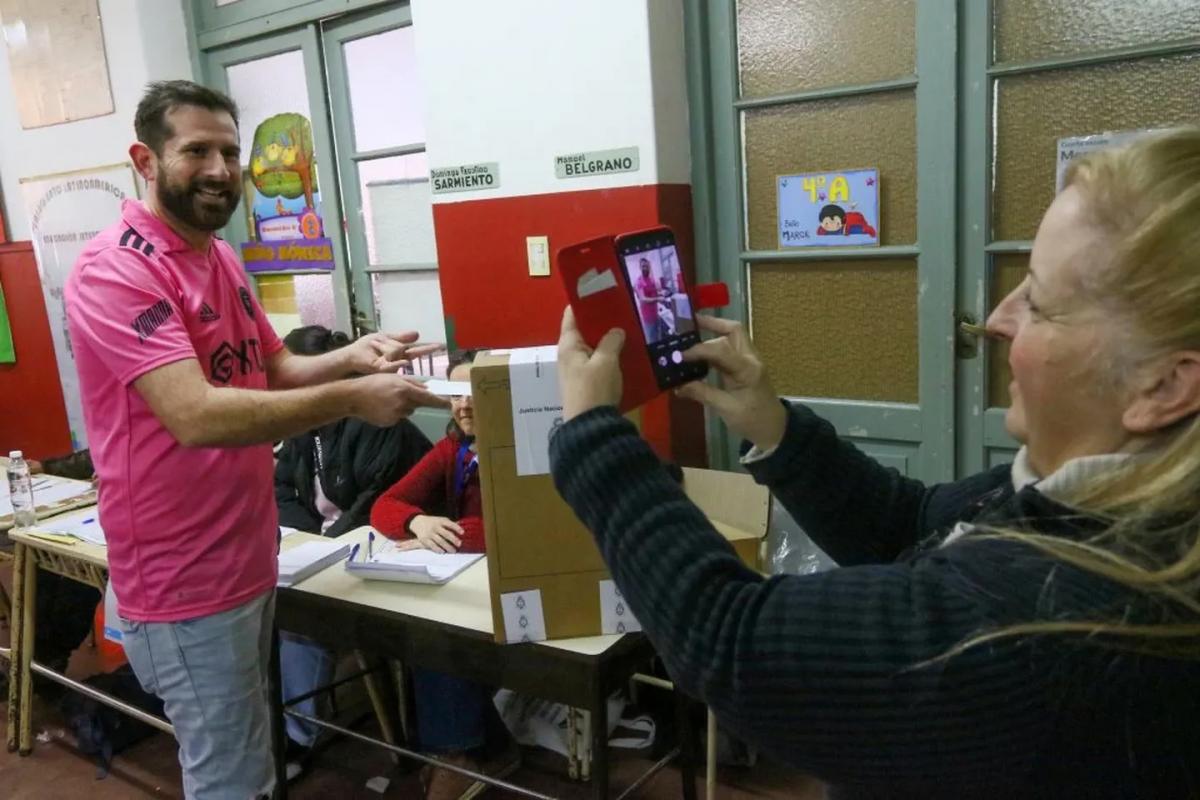 Fue a votar con la camiseta del Inter Miami y enloqueció a una escuela por su parecido con Lionel Messi