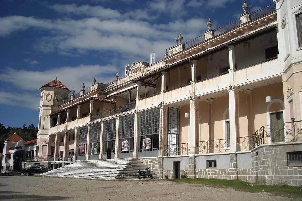 La fachada del hotel abandonado