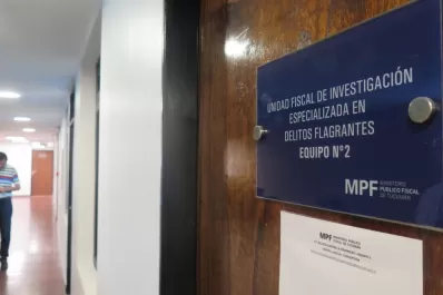 Tiró a una mujer y a un niño de una moto y los amenazó para robarles