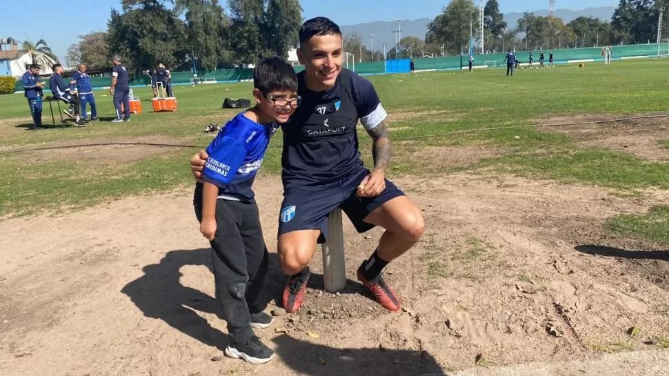 SOLICITADO. Mateo Coronel posa con un “decanito”. El goleador de Atlético en la Liga Profesional (siete tantos) es uno de los más queridos por los simpatizantes. 