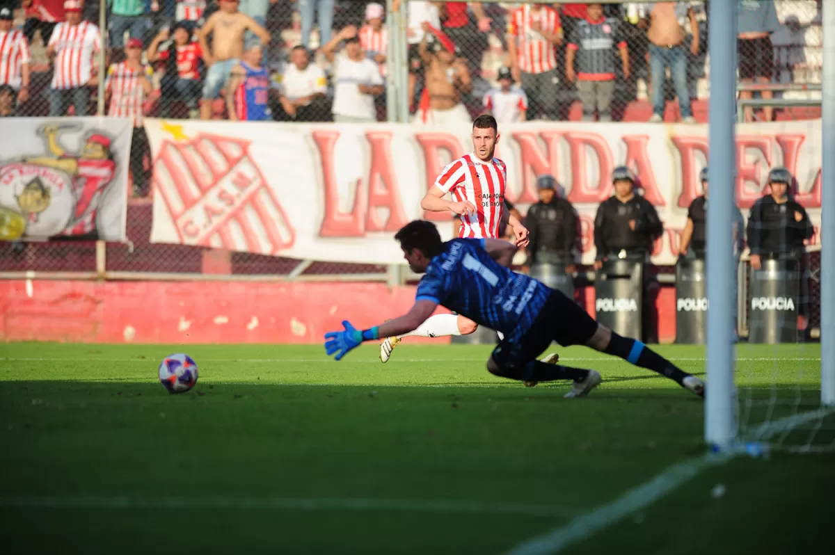 PASE DE GOL. Tras controlar un mal despeje, Leonel Bucca avanzó por izquierda y abrió para Dening, que marcó el 1-0.