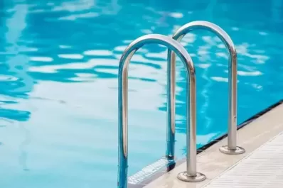 Tragedia en Buenos Aires: una niña murió ahogada tras caer a una pileta de natación