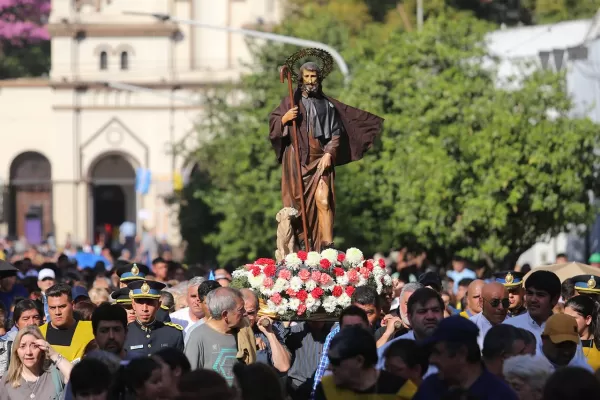 Cientos de tucumanos participaron de la tradicional procesión de San Roque