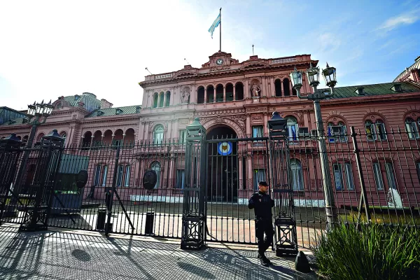 El mercado no confía en el Gobierno, que guarda silencio