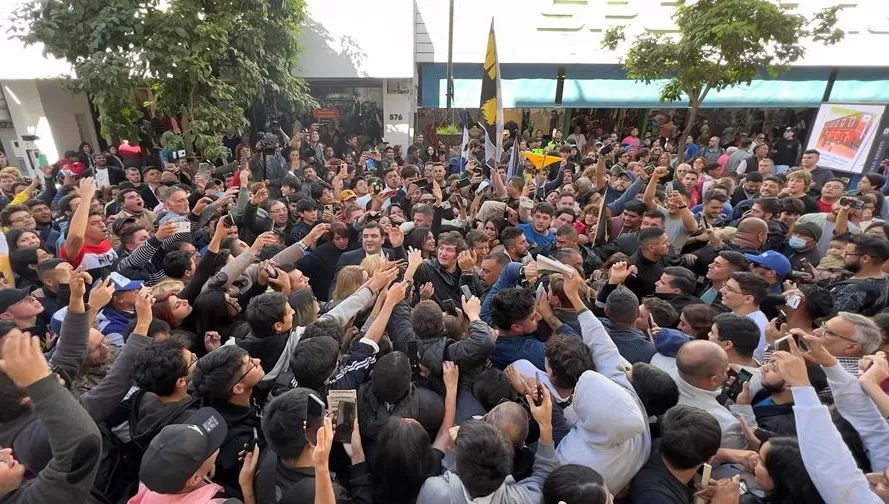 JAVIER MILEI. El líder de La Libertad Avanza, en una visita reciente a Tucumán. Foto de Twitter @JavierMilei