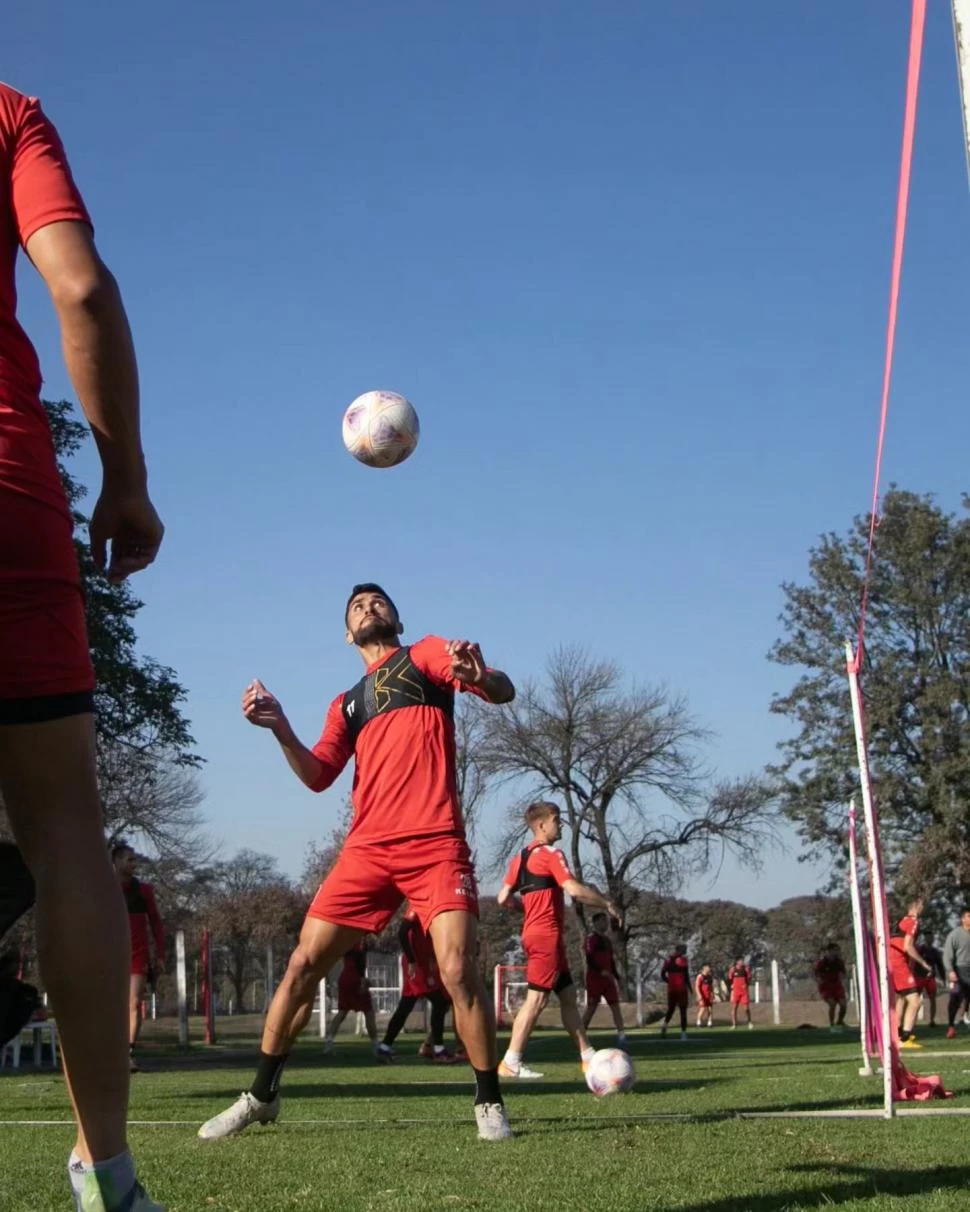 LISTO PARA LA ACCIÓN. Emanuel Dening se prepara para cabecear durante la práctica. Es el goleador del “santo”, pero ya acumula seis fechas sin convertir. 