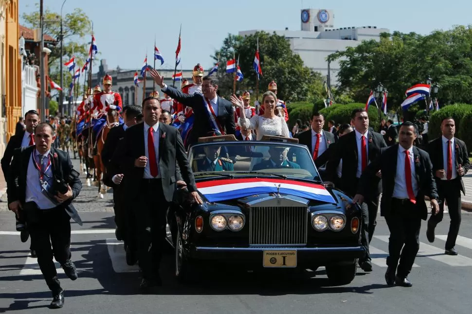 ASUNCIÓN. Pena y su espósa, Leticia Ocampos, recorrieron en un auto descapotable la capital de Paraguay. reuters 