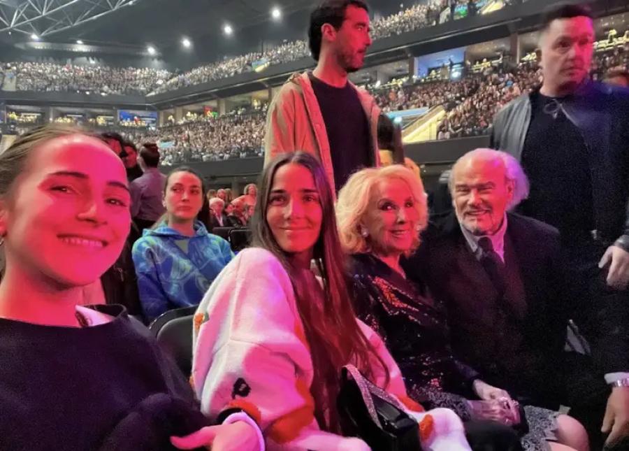 Mirtha Legrand y sus nietos en el show de Luis Miguel.