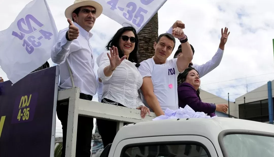 Daniel Noboa, el segundo desde la derecha, candidato a presidente de Ecuador.