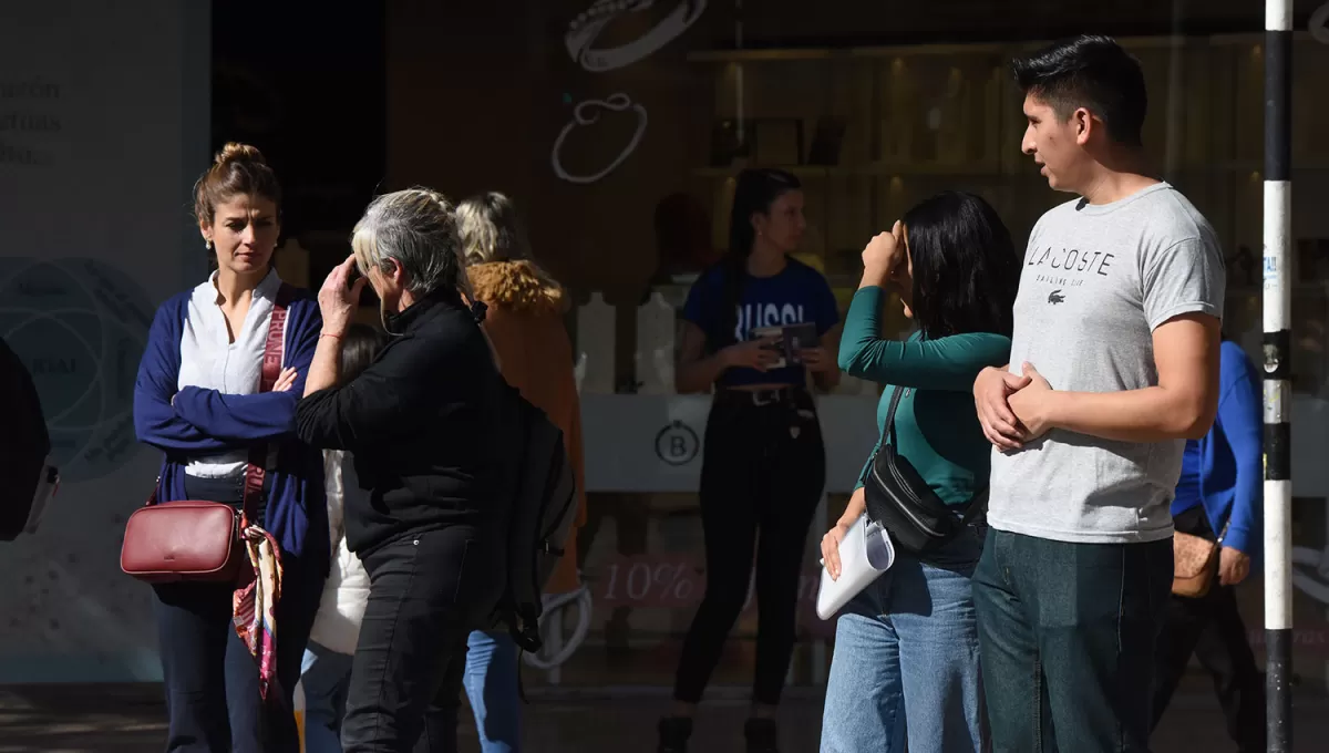 DE REMERA. Los tucumanas y las tucumanas debieron apelar esta semana a ropa más veraniega. 